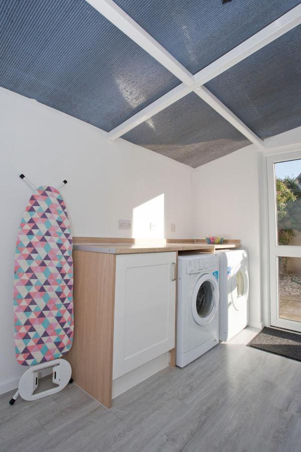 Hilda'S Retreat Accessible Wheel Chair Friendly With Hoist Poole Exteriör bild
