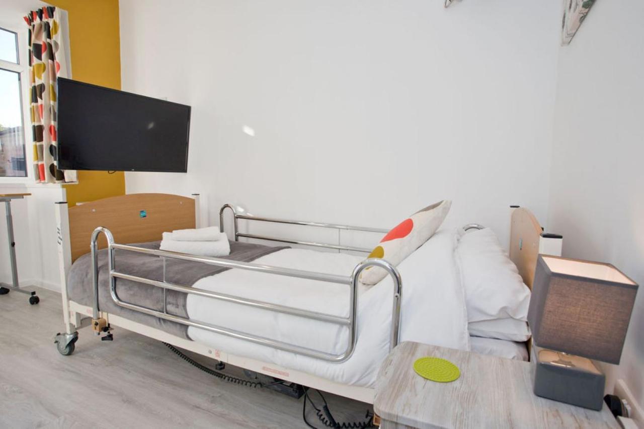 Hilda'S Retreat Accessible Wheel Chair Friendly With Hoist Poole Exteriör bild