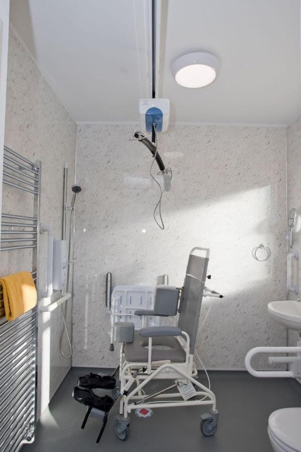 Hilda'S Retreat Accessible Wheel Chair Friendly With Hoist Poole Exteriör bild