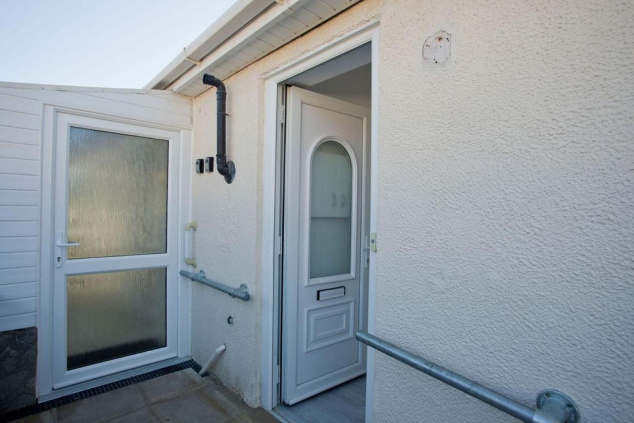 Hilda'S Retreat Accessible Wheel Chair Friendly With Hoist Poole Exteriör bild