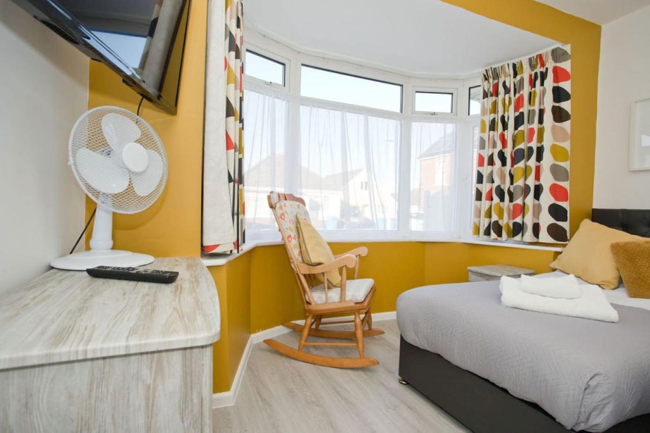 Hilda'S Retreat Accessible Wheel Chair Friendly With Hoist Poole Exteriör bild