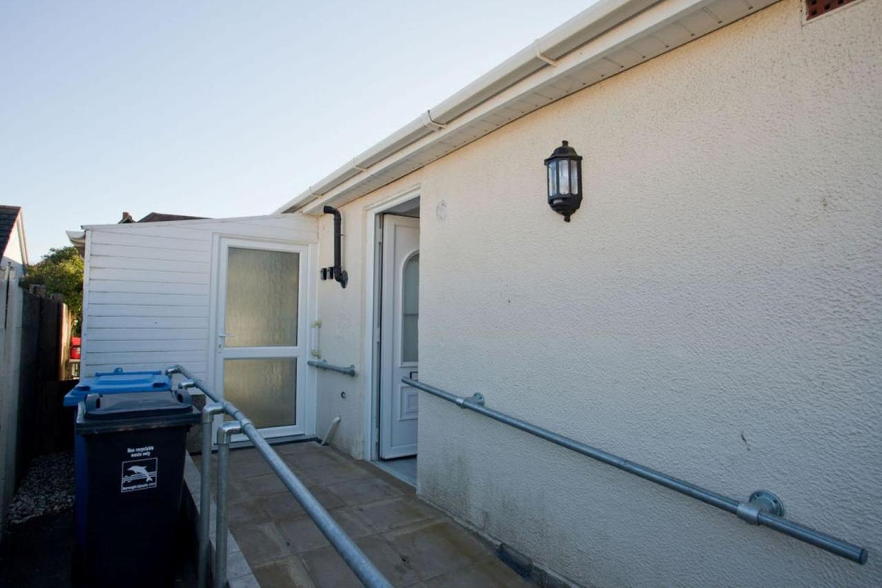 Hilda'S Retreat Accessible Wheel Chair Friendly With Hoist Poole Exteriör bild
