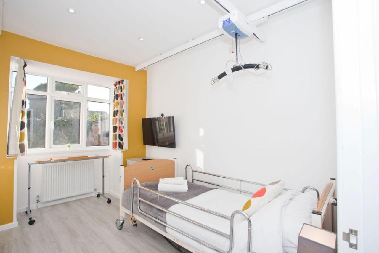 Hilda'S Retreat Accessible Wheel Chair Friendly With Hoist Poole Exteriör bild