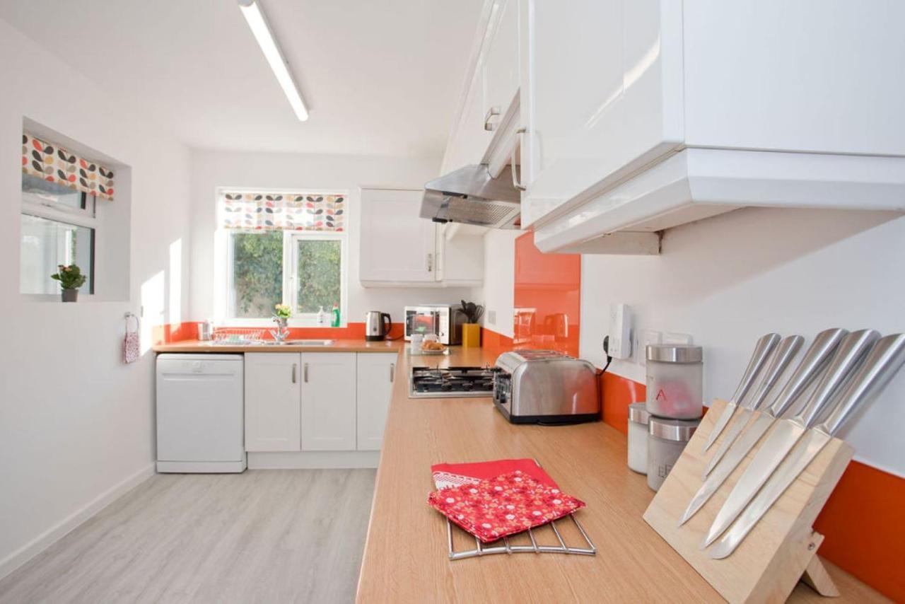 Hilda'S Retreat Accessible Wheel Chair Friendly With Hoist Poole Exteriör bild