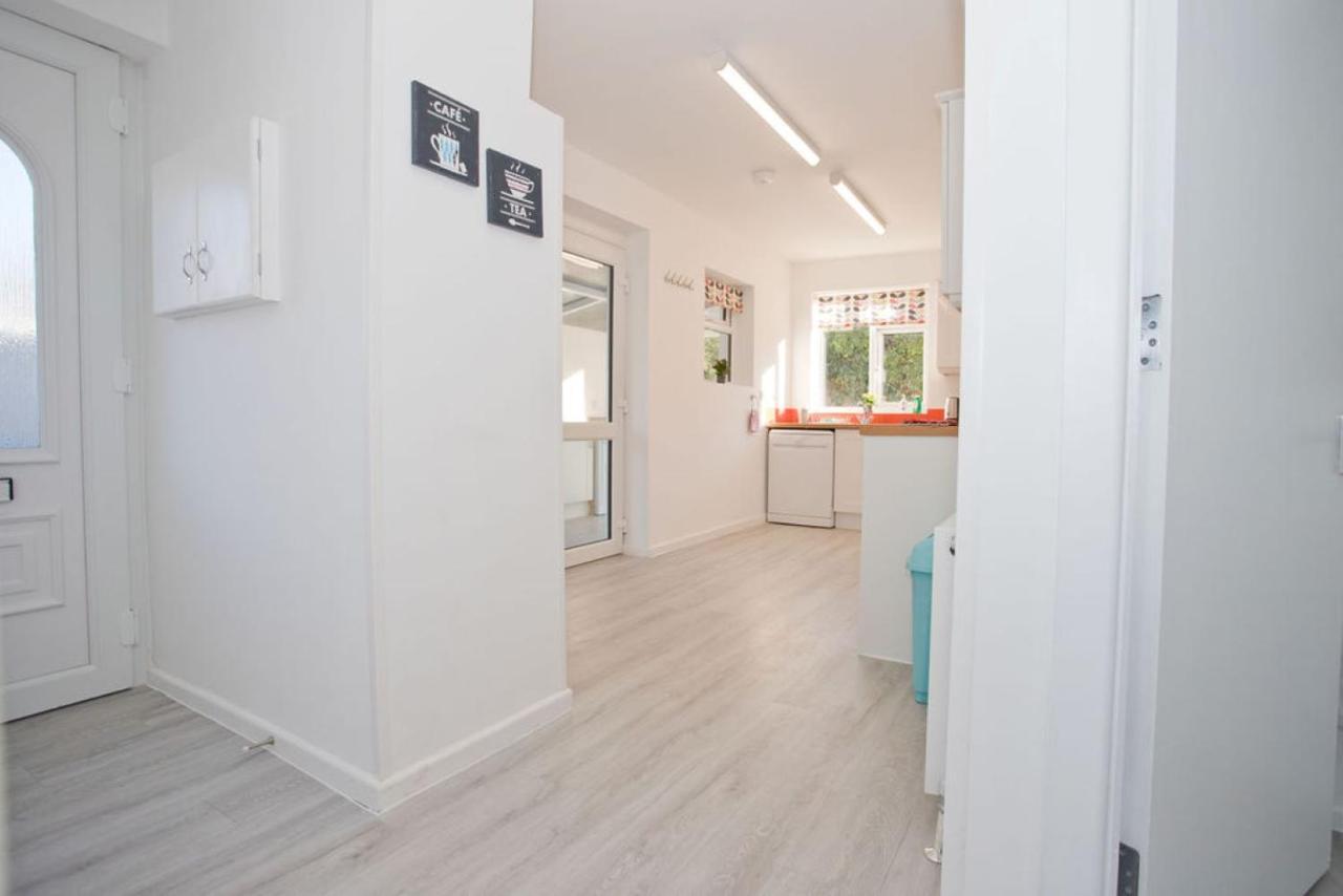 Hilda'S Retreat Accessible Wheel Chair Friendly With Hoist Poole Exteriör bild