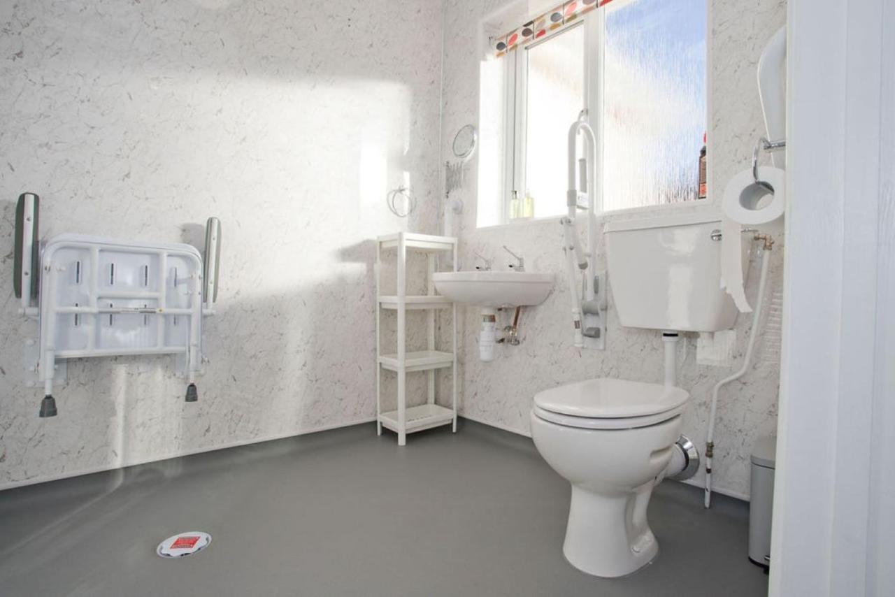Hilda'S Retreat Accessible Wheel Chair Friendly With Hoist Poole Exteriör bild