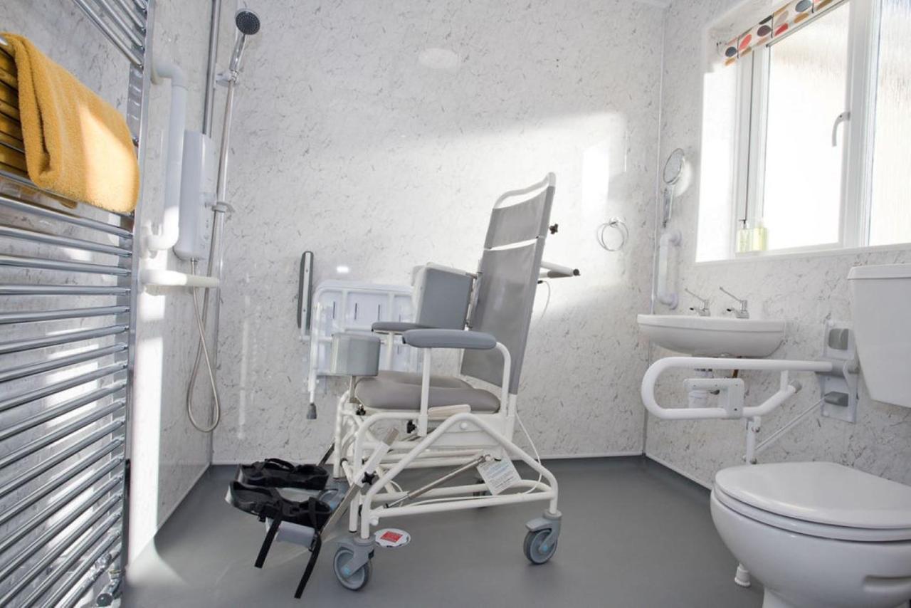 Hilda'S Retreat Accessible Wheel Chair Friendly With Hoist Poole Exteriör bild