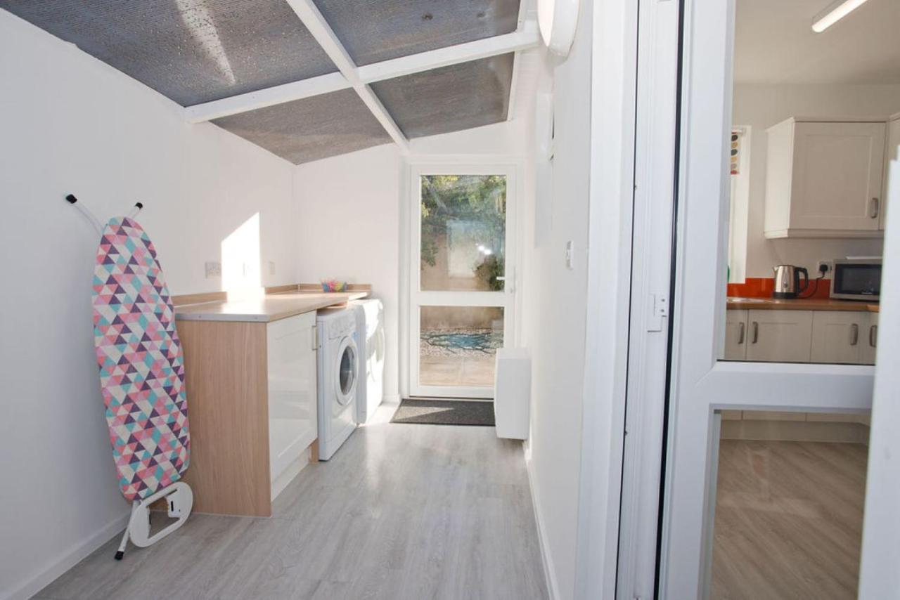 Hilda'S Retreat Accessible Wheel Chair Friendly With Hoist Poole Exteriör bild