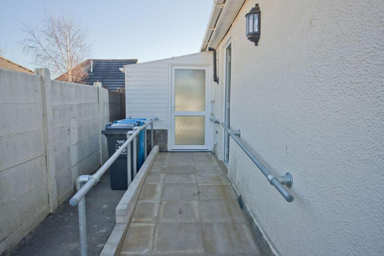 Hilda'S Retreat Accessible Wheel Chair Friendly With Hoist Poole Exteriör bild